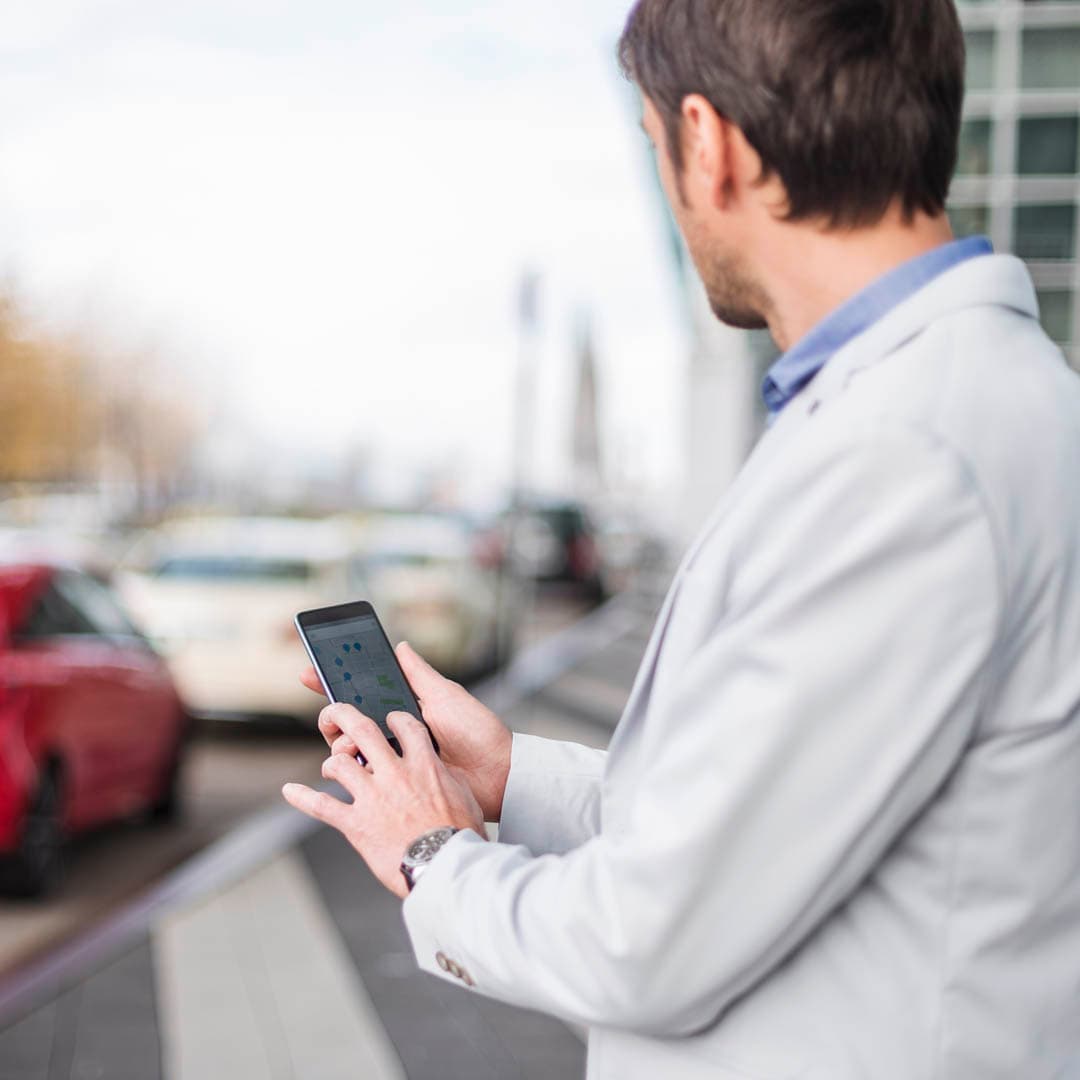 businessman-looking-for-a-car-with-his-car-sharing-2024-09-15-04-19-28-utc1-1 businessman-looking-for-a-car-with-his-car-sharing-2024-09-15-04-19-28-utc1-1