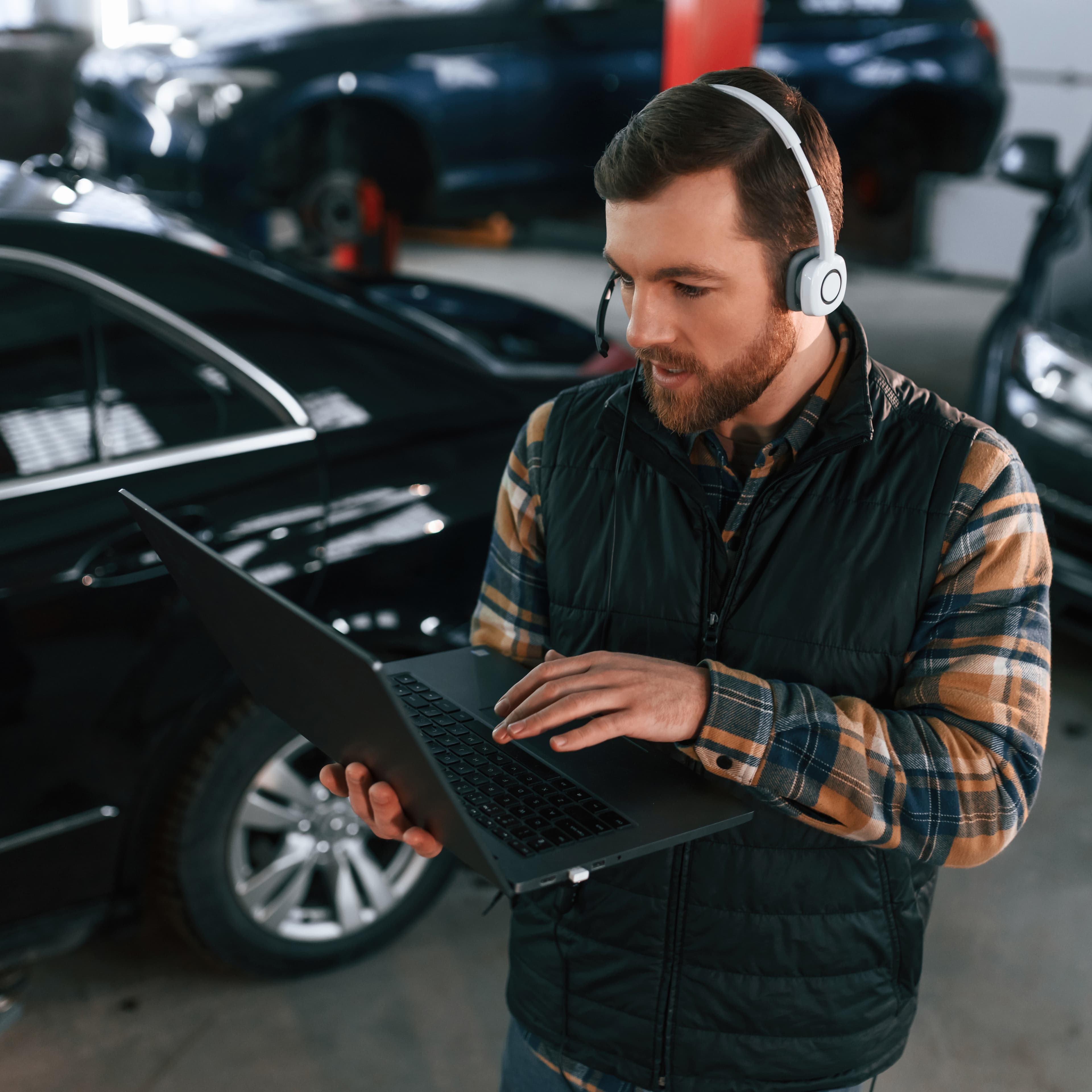 standing-with-laptop-in-hands-and-in-headphones-m-2025-03-18-20-54-35-utc1-1 standing-with-laptop-in-hands-and-in-headphones-m-2025-03-18-20-54-35-utc1-1