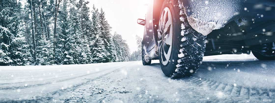 article-hero-car-driving-snow article-hero-car-driving-snow