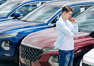 Fleet managers evaluating used cars on a dealership lot, amid remarketing and tariff changes