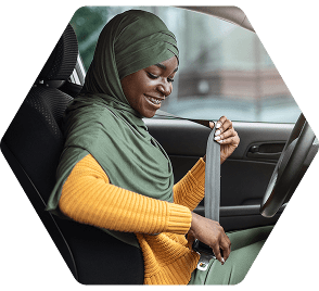 Femme attachant sa ceinture de sécurité dans le véhicule