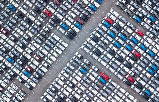 Rangée de centaines de véhicules dans un stationnement