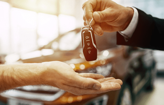 clés de voiture passées d’une main à une autre