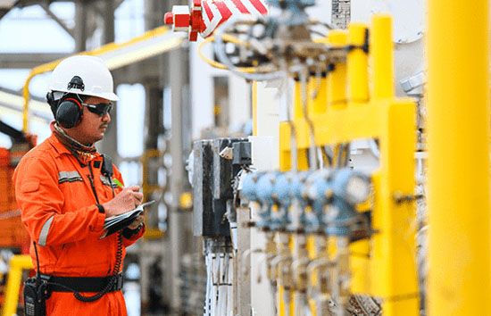 Operator recording operation of oil and gas process